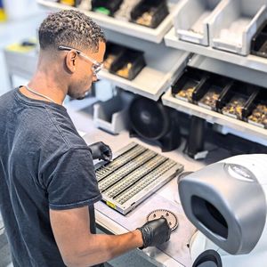 Die CemeCon-Beschichtungslinie mit zwei CC800 HiPIMS konnte nahtlos in den Produktionsprozess bei Horn USA integriert werden.(Bild:  Horn USA)