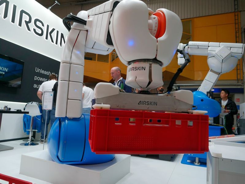 Das österreichische Unternehmen Airskin zeigte schon in den vergangenen Jahren, wie es Industrieroboter mit weichen Sensorplatten verkleidete. In Hannover zeigte das Unternehmen, wie es nun auch erstmals Greifer für die Intralogistik verkleidete.  (Bild: Sandro Kipar/VCG)