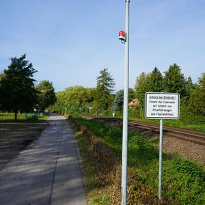 Zusätzliche Hinweisschilder erläutern den Zusammenhang zwischen Einsatz und Leuchten: „Achtung bei Blinklicht! Einsatz der Feuerwehr mit Anfahrt von Privatfahrzeugen zum Feuerwehrhaus“ ist darauf zu lesen.(Bild:  Werma Signaltechnik GmbH & Co KG)
