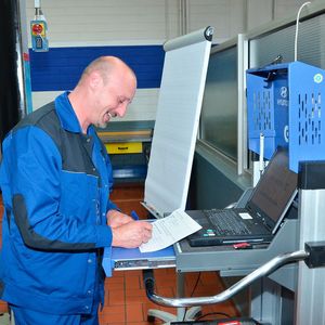 ...mussten die Techniker an fünf Stationen...(Bild:  Hyundai)