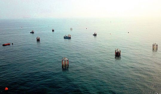 Mesokosmen sind abgeschlossene Teststrukturen der Meeresforschung, die während der Dauer der Experimente im Ozean verankert sind. In ihnen können Parameter verändert werden, ohne dabei Einfluss auf den Ozean selbst zu nehmen. In Mesokosmen lassen sich Forschungsfragen in einer natürlichen Umgebung testen, während diese gleichzeitig unberührt bleibt.(Bild:  Ulf Riebesell / Geomar)