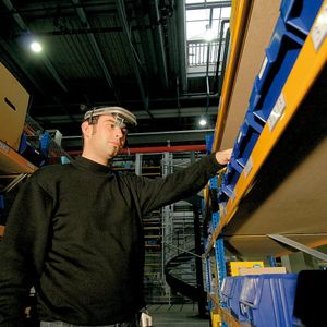 Ein Kommissionierer bei Ludwig Meister erhält seine Informationen durch das Pick-by-Vision-System per Datenbrille. Bild: MTM