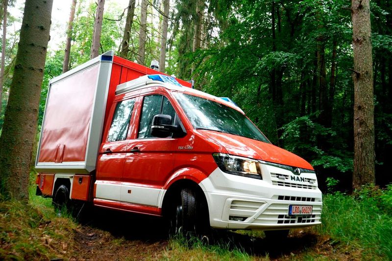 Im Feuerwehreinsatz: Ein 5,0-Tonner MAN TGE 5.180 mit Allradsystem. (Bild: ampnet/MAN)