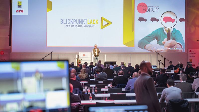 Michael Schneider, Geschäftsführer Blickpunktlack, führte die Kfz-Sachverständigen in die Welt der Autolackierung ein.  (Bild: Stefan Bausewein)