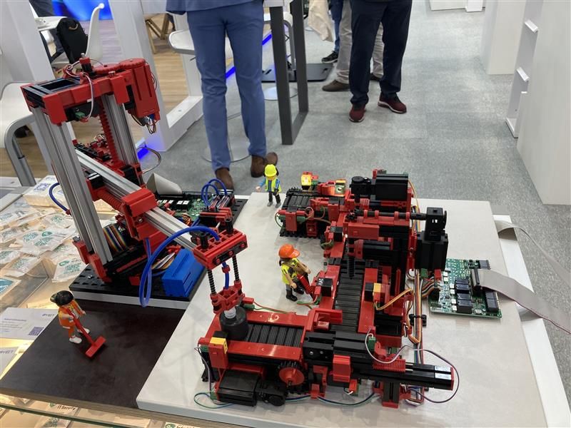 Cybersecurity: Zu Demonstrationszwecken hackt @-Yet auf der Messe diese Mini-Produktionsanlage. (Bild: Dagmar Merger/VCG)