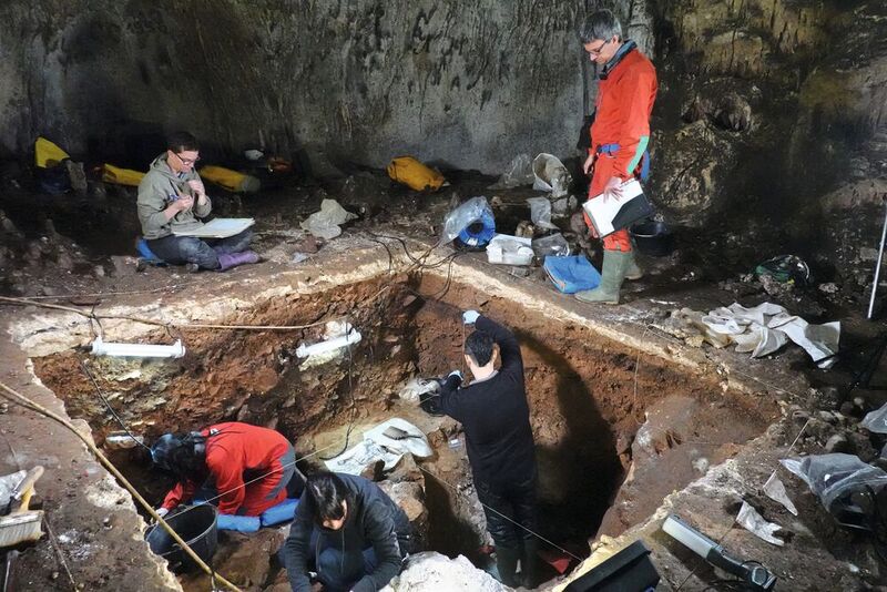 An der Fundstätte Galería de las Estatuas in Nordspanien entnehmen Forscher Sedimentproben, die später auf Neandertaler-DNA untersucht werden.