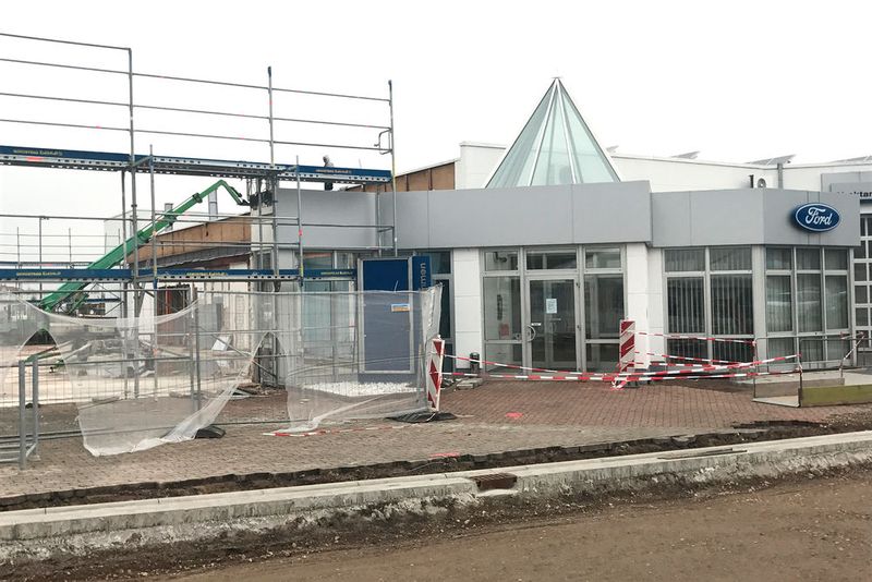 Gleichzeitig investiert die Hermann-Gruppe in den Neuwagenhandel. Neben dem Gebrauchtwagenplatz entsteht in Einbeck ein neuer Ford-Store. (Bild: Grimm / »kfz-betrieb«)