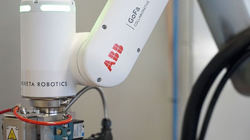 Mit den GoFa-Cobots von ABB gewährleistet OP Kiwi Sole sehr präzise, konsistente und effiziente Versiegelungsprozesse – und behält dabei die hohe Qualität des Endprodukts stets im Auge.  (Bild: ABB Robotics)