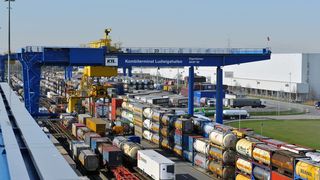 Die Umschlaganlage in Ludwigshafen steht externen Spediteuren und Verladern offen und leistet damit einen wesentlichen Beitrag zur Wettbewerbsfähigkeit des Standorts.  (Bild: BASF)