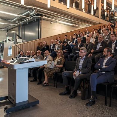 Après le mot de bienvenue du co-CEO Yannick Berner ainsi que les allocutions du conseiller d'État argovien Dieter Egli et du président de Swissmechanic Nicola Tettamanti, les nouveaux locaux de l’Urma Experience Center ont été officiellement inaugurés. (Source : Urma SA)