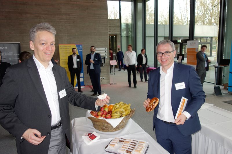 Süßes oder eher Herzhaftes, bei (l.) Arnd Jaekel, acmeo, und Thomas Neumeier, neumeier AG, trennen sich die Geschmäcker. (Bild: IT-BUSINESS)