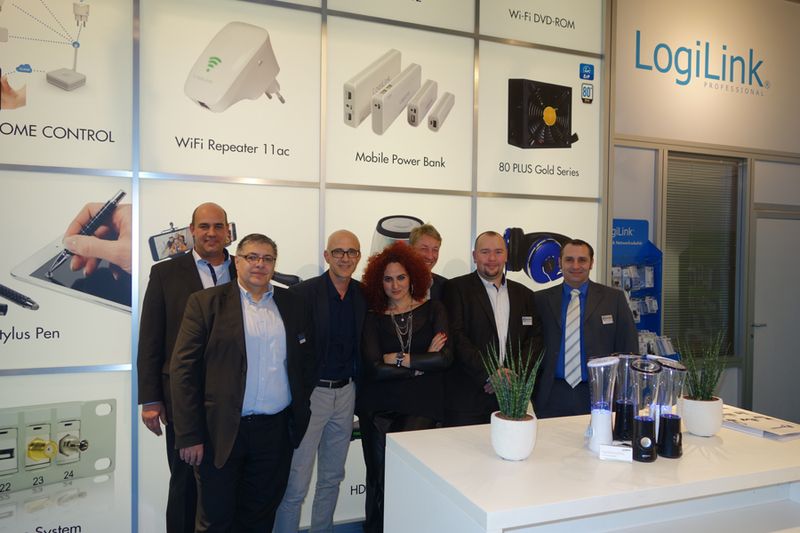 Besa Agaj, IT-BUSINESS, mit dem LogiLink-Team (Bild: IT-BUSINESS)