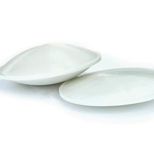 Obwohl die Linsen für Terahertz-Scanner simpel erscheinen, ist ihre Herstellung anspruchsvoll. Rapidfacture hat den Kunden bei der Materialauswahl unterstützt – das ist ein sehr spezieller Kunststoff mit bestimmten elektrischen Brechungseigenschaften. Die Linsen müssen so glatt wie möglich sein, allerdings lässt sich der Kunststoff nicht so leicht polieren, wie es bei einem Metall der Fall ist.(Bild:  Rapidfacture)