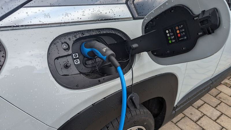 7. Die Ladeleistung:  Die 17,8-kWh-Batterie lässt sich mit bis zu 11 kW Wechselstrom oder 36 kW Gleichstrom laden. Von 20 auf 80 Prozent lädt man dann recht fix in eineinhalb Stunden oder 25 Minuten. (Bild: Simon – VCG)