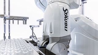 Der Stäubli-Roboter füllt die Hyaluronsäure in sterile Gefässe ab. (Siemens)