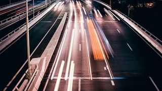 Das Thema Tempolimit ist ein umkämpftes Thema in der Politik: SPD, Grüne und Linke machen sich dafür stark – Union, FDP und AfD sind weiter strikt dagegen. (Bild: gemeinfrei/Pixabay)