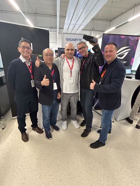 Gute Laune in der großen Männerunde auf dem Gigabyte-Stand: (v. l.) Arno Ruang, Jackson Watt, Ole Saleh, Frank Bösser und Christian Marre (Bild: Vogel IT-Medien GmbH)