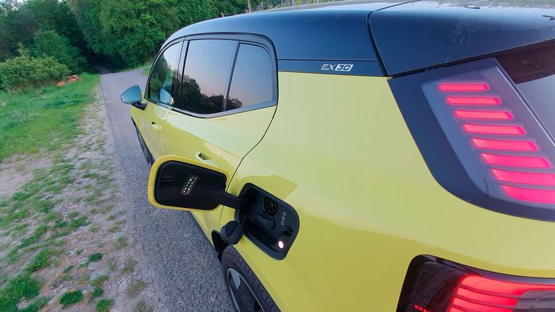 4. Die Reichweite und der Verbrauch: Wer gesteigerten Wert auf Reichweite legt, für den ist die getestete hinterradangetriebene Single-Motor-Extended-Range-Version mit einem 69-kWh-Akku und Wärmepumpe die richtige Wahl. In dieser Ausführung schaffte der EX 30 auf Testfahrten immer über 400 Kilometer, bevor er wieder an eine Ladesäule musste. An DC-Säulen braucht er 29 Minuten, um von 10 auf 80 Prozent zu laden. Sehen lassen kann sich der Stromverbrauch: Bei den Testfahrten begnügte sich das Fahrzeug im Schnitt mit 19 kWh/100 km. (Bild: Mauritz – VCG)