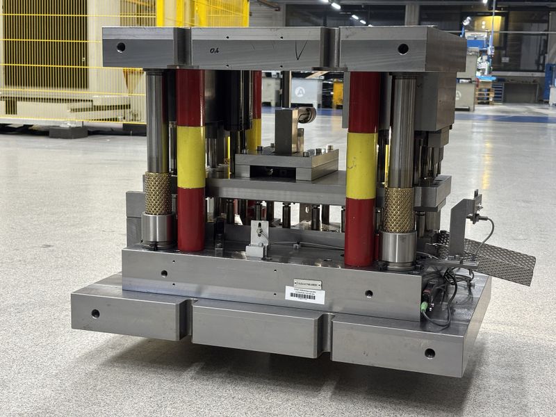Einbaubeispiel für Einpresskopf in ein komplexes Presswerkzeug  (Bild: Arnold Umformtechnik)