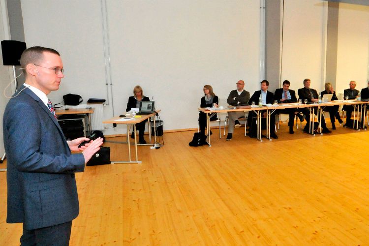 Marketing-Tipps: Erstmals hatte der ZDK-Ausschuss Öffentlichkeitsarbeit einen externer Redner. Frank Niewöhner, Leiter der Marketingkommunikation Ford-Werke, gab Einblick in die Ford-Marketingstrategie. (Foto: Grimm)