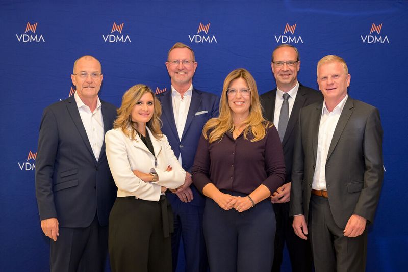 Gesamtvorstand VDMA Armaturen v.l.n.r.: Michael Rimm, Dr. Laura Dorfer, Lubert Winnecken, Elisa Sasserath-Kentsch, Andreas Laschke, Oliver Bertram. Nicht auf dem Foto: Michael Everwand (Bild: VDMA / Ingo Winkelmann)