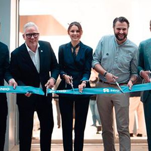 Von links: Philipp Tu, Nio-House-Manager Hamburg; Jörg Däweritz, Regional Manager Nord; Gesa Hubertine Hirschfeld, Künstlerin; Ingmar Thut, Nio-User; Christian Wiegand, Head of User Development und Deputy General Manager Nio Deutschland(Bild:  Nio)