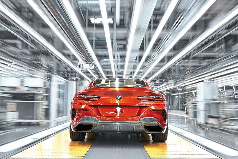 Ein fertiges 8er Coupé „rollt“ vom Band. (BMW)