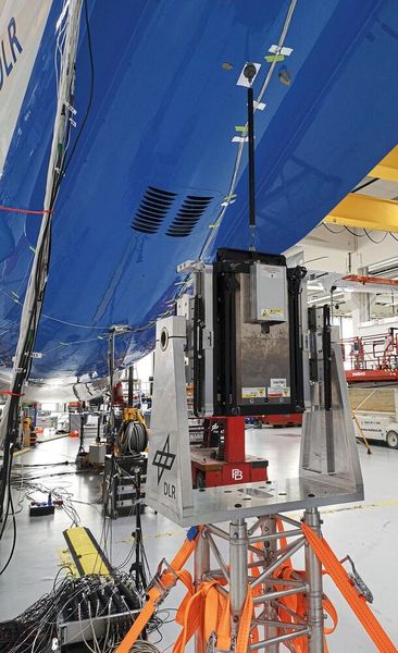 Um das Flugzeug wie während eines Flugs in Schwingung zu versetzen, nutzten die Forschenden sogenannte „Shaker“. Die Shaker funktionieren nach einem ähnlichen Prinzip wie Lautsprecher und wurden für die Messungen nacheinander an den entsprechenden Stellen angebracht. Im Bild hier ist der Shaker unter dem Rumpf angeschlossen. (Bild: DLR, CC BY-NC-ND 3.0)