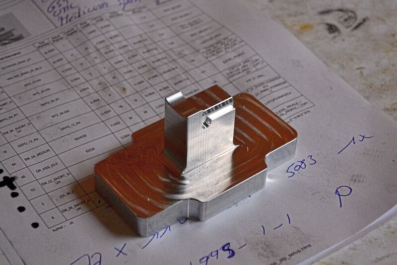 Die NC-Programme zur Fertigung der Bauteile werden basierend auf den Features im Komponentenmodell automatisch erstellt. (Siemens)