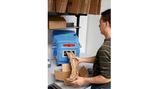 Eine Padpak-Maschine macht aus FSC-Papier nachhaltiges Füllmaterial für den Versand. (Bild: Ratioform)