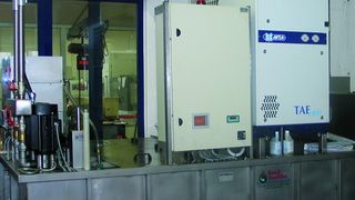 Die zentrale Kühlschmierstoffanlage versorgt bis zu 20 Werkzeugmaschinen. Bild: Kuttkat (Archiv: Vogel Business Media)