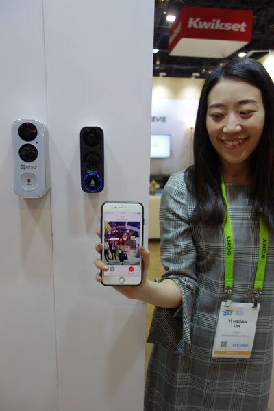 Chloe Lin, EZVIZ, stellt die neue Door-Bell-Kamera vor. (IT-BUSINESS)