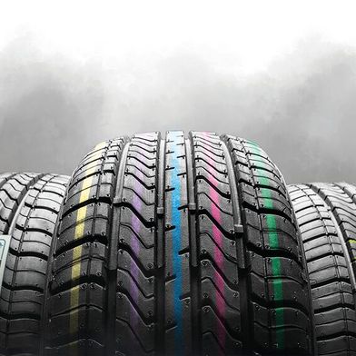 Auf der Tire Technology Expo 2026 zeigt REA Elektronik seine vielfältigen Kennzeichnungstechnologien, wie hier die Rohgummikennzeichnung mit Spezialtinten. (Bild: REA Elektronik)