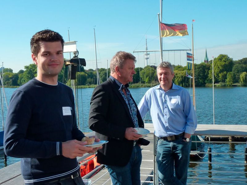 Jan-Niklas Thomaskamp, Joachim Hass und Jan Stephan Meyer beim Frühstück auf der Sonnenterasse. (dbc)