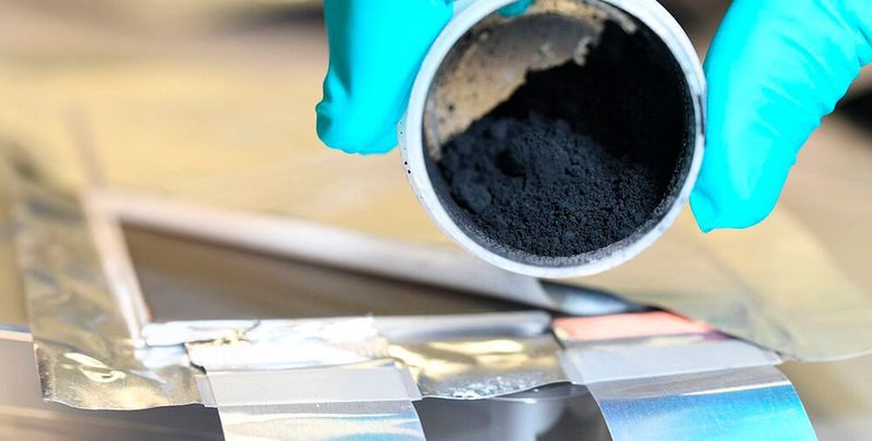 Wenn Lithium-Ionen-Batterien ihr Leben ausgehaucht haben, wurden sie bisher geschreddert, um an die verbauten Wertstoffe zu kommen. Ein Kreis von Forschern arbeitet in einem neuen Projekt nun daran, die Ausgangsmaterialien auf elegantere Weise wiederzugewinnen ...(Bild:  INM)