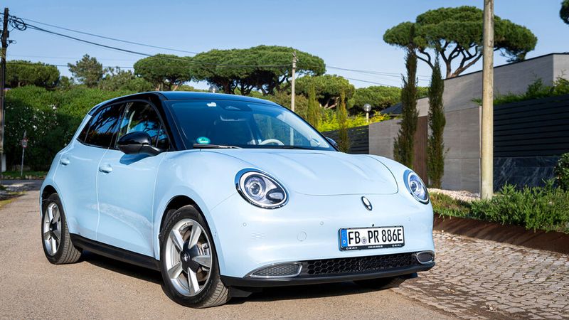 Zwar ist der Stromer offiziell ein Fünfsitzer. Mit mehr als vier Personen im Auto wird es jedoch recht eng. (Bild: Ora/Photography Schaarschmidt)