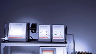 Abb.1: Kombiniertes Messsystem: Viskosimeter Lovis 2000 ME, Dichtemessgerät DMA M, Trübungsmessmodul HazeQC ME, Alkoholmessmodul Alcolyzer ME und Xsample Probenwechsler. (Bild: Anton Paar)