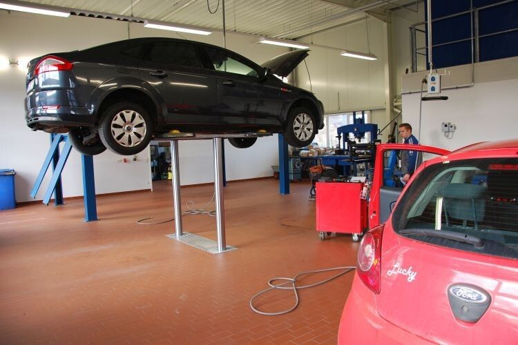 Die Werkstatt besitzt eine Höhe von 5,50 Metern und hat drei Arbeitsplätze. (Foto: Rubbel)