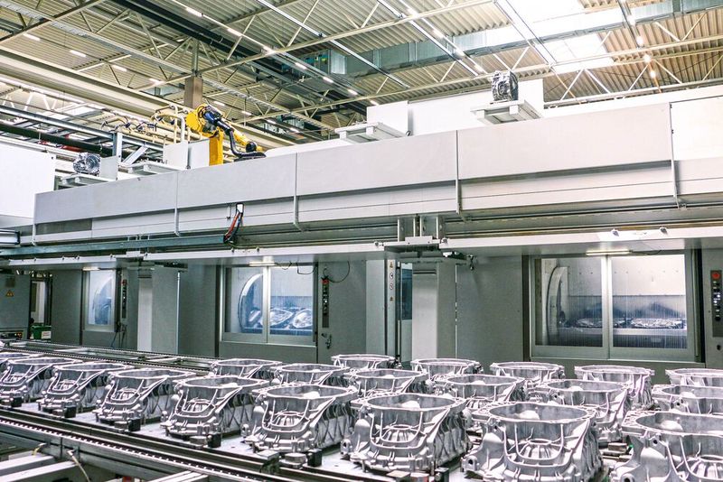 Eine Fertigungszelle bei Schlote besteht aus drei Bearbeitungszentren von SW: zwei Doppelspindler W06 und ein Einspindler one6.(Bild:  Mapal)