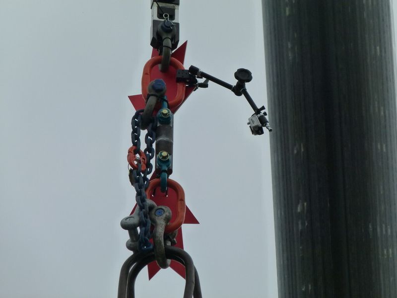 Der LKW wurde mit einem handelsüblichen 2-Komponenten-Konstruktionsklebstoff von 3M an zwei Stahlbolzen mit einem Durchmesser von gerade mal 7 cm am Kran befestigt. (Bild: Juliana Pfeiffer)