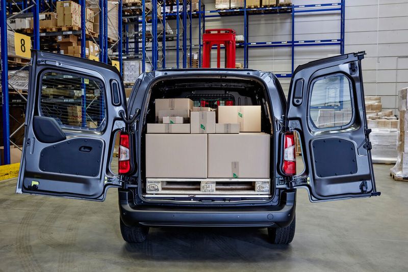 Selbst in der Version mit kurzem Radstand lassen sich zwei Europaletten laden. (Toyota)