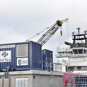 Die gesamte Ausrüstung für die Landstromversorgung der Offshore Versorgungsschiffe ist in einem 20-Fuß-Standardcontainer installiert und bietet dabei noch Platz für die Bedienung.