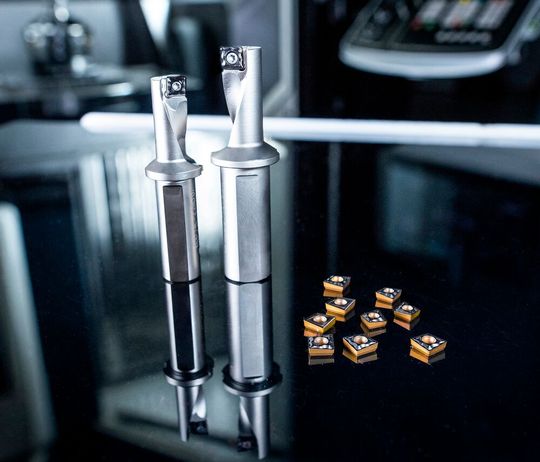 Die Zerspanung von ISO-P-Stählen birgt schon aufgrund der Werkstoffvielfalt viele Herausforderung. Der Zerspanungswerkzeug-Spezialist Ceratizit hat deshalb seine bestehende Werkzeugserie Ecocut genau auf diese Werkstoffklasse hin optimiert. (Bild:  Ceratizit)