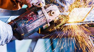 „Flexen“ ist nicht nur laut, auch der Funkenflug ist brandgefährlich. (Delcotex)