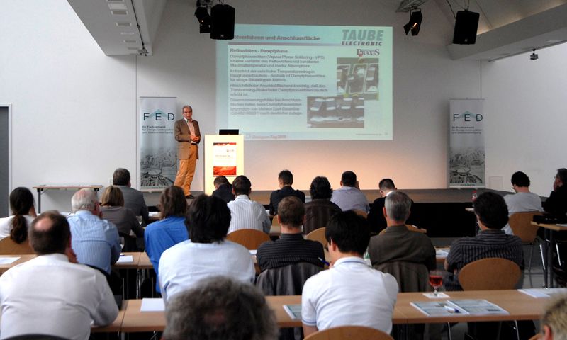 Rainer Taube zeigte typische Fehlerbilder beim Löten der Baugruppen (Archiv: Vogel Business Media)