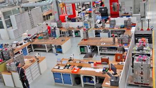 Auch das Unternehmen Fischer wird auf der Fakuma 2021 ausstellen. Der Stand wird in Halle A3 zu finden sein, wie es heißt. Hier übrigens ein Blick in den Werkzeug- und Formenbau von Fischer. (Fischer)