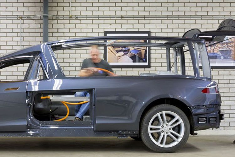Aufschneiden und mit einem Mittelstück neu zusammensetzen: So baut man Leichenwagen bei Remetzcar. (Remetzcar)