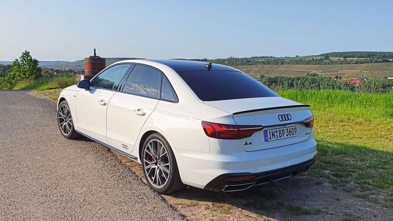 Seit 2018 kommt auch die Heckstoßstange im geänderten Look daher. Sie beinhaltet nun trapezförmige Auspuffblenden. Gegen den läppischen Aufpreis (hatten wir das Thema schon?) von 590 Euro erhält der Käufer einen sogenannten Komfortschlüssel, mit dem er seinen A4 nicht nur via Smartphone ver- und entriegeln, sondern die Kofferraumklappe auch locker-lässig per Fuß-Gefuchtel öffnen kann. Falls Ihnen das Schwarz des kleinen Heckspoilers gefällt: Dieses, das des Kühlergrills, das der Steinschlagschutzleiste, das der Lufteinlässe inklusive der Spangen und des Diffusors, das der vier Ringe an Front und Heck, das der Außenspiegel, das der Fensterschachtleisten und das der Zierleisten an den Seitenscheiben läuft unter der Bezeichnung „competition edition plus“ und kostet die Kleinigkeit von 2.450 Euro extra. (Bild: VCG)