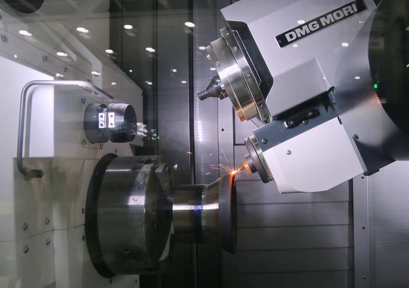 The Lasertec 4300 3D combines laser-welding with turning through to 5-axis milling. (Bild: Anne Richter, SMM)