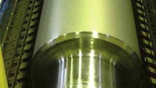 EDT-Maschine (Electrical Discharge Texturing) mit Elektrodenreihen beidseitig der Walze. (H. Kleinknecht & Co. GmbH)